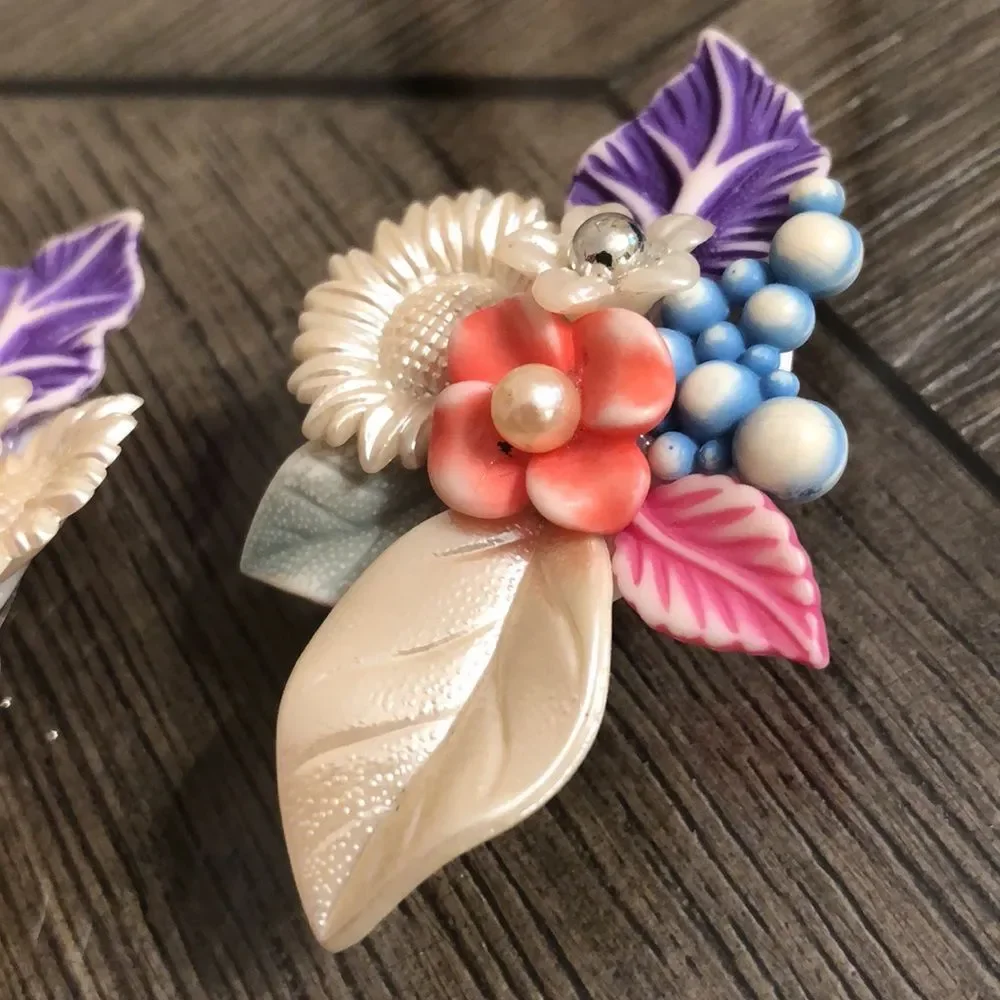Vintage 80’s - 90’s Acrylic Pearlized Flower Cluster Clip Earring.